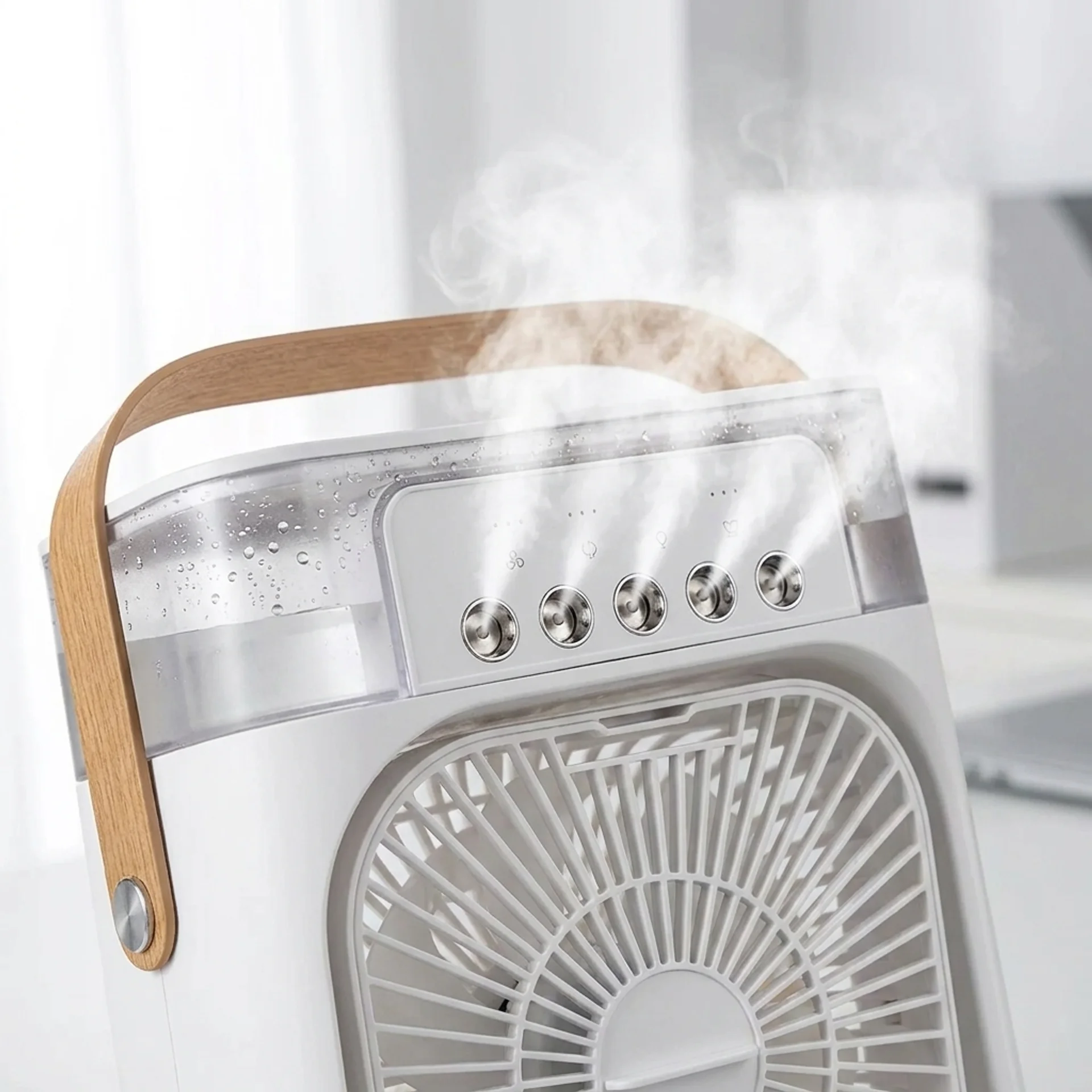 BreezeCube diffusant une brume fine depuis ses buses